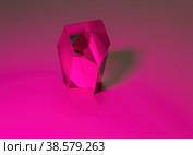 Крупный план, зеркальный многогранник, кристалл, стеклянный предмет на светлом фоне, игра света, преломление и отражение. Стоковое фото, фотограф Андрей Цыганков / Фотобанк Лори