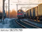 Советский электровоз ВЛ80т-1945  на Северной железной дороге солнечным мартовским вечером (2022 год). Редакционное фото, фотограф Виктор Карасев / Фотобанк Лори