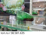Флюорит зеленый. Музей камня и самоцветов, Алушта, Крым (2022 год). Редакционное фото, фотограф Мария Кылосова / Фотобанк Лори