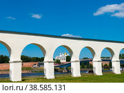Аркада Гостиного двора. Вид на Новгородский детинец (Новгородский кремль). Лето. Великий Новгород. Россия (2022 год). Редакционное фото, фотограф E. O. / Фотобанк Лори