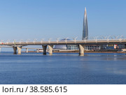 Россия. Санкт-Петербург. Виды Санкт-Петербурга. Многофункциональный общественно-деловой комплекс Лахта Центр и эстакада ЗСД (Западный скоростной диаметр). Russia. Saint-Petersburg. Views of St. Petersburg. Multifunctional public and business complex Lakhta Center and the ZSD overpass (Western High-speed Diameter). (2020 год). Редакционное фото, фотограф Алексей Смышляев / Фотобанк Лори