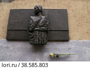 Россия. Санкт-Петербург. Мемориальная доска на доме, где жила поэт Ольга Берггольц. Russia. Saint-Petersburg. A memorial plaque on the house where the poet Olga Bergholz lived. (2009 год). Редакционное фото, фотограф Алексей Смышляев / Фотобанк Лори
