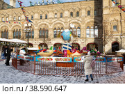 Новогодняя ярмарка на Красной площади. Женщина фотографирует свою дочь, катающуюся на карусели. Москва, Россия (2022 год). Редакционное фото, фотограф Наталья Волкова / Фотобанк Лори