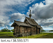 Orthodox wooden Church on the island in Sunny weather, Kizhi Russia Karelia (2015 год). Редакционное фото, фотограф Оксана Медведева / Фотобанк Лори