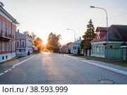 The evening light of Kolomna. Residential wooden houses on the territory of the Kremlin in the sunset light.Russia, Kolomna, Moscow region (2020 год). Стоковое фото, фотограф Photojuli / Фотобанк Лори