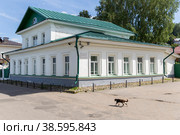 Россия. Ивановская область, Плёс. Виды Плёса. Дом-музей художника Левитана. Types Of Ples. House-Museum of the artist Levitan. Translation: the artist Levitan lived and worked In this house. (2020 год). Редакционное фото, фотограф Алексей Смышляев / Фотобанк Лори