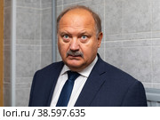 Россия. Санкт-Петербург. Вице-губернатор Санкт-Петербурга Николай Бондаренко. Проверка подготовки жилого фонда к отопительному сезону. Russia. Saint-Petersburg. Vice-Governor of St. Petersburg Nikolay Bondarenko. Checking the preparation of the housing stock for the heating season. (2021 год). Редакционное фото, фотограф Алексей Смышляев / Фотобанк Лори