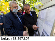 Россия. Санкт-Петербург. Виктор Борщев и Петр Погребняк. Председатель Жилищного комитета Виктор Борщев и генеральный директор Фонда капитального ремонта Петр Погребняк. Объезд объектов капитального ремонта. Chairman of the Housing Committee Viktor Borshchev and General Director Of the capital repair Fund Pyotr Pogrebnyak (2020 год). Редакционное фото, фотограф Алексей Смышляев / Фотобанк Лори