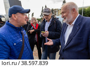 Россия. Санкт-Петербург. Митинг Петербург за Москву. Депутаты Законодательного собрания Санкт-Петербурга Максим Резник и Михаил Амосов. Russia. Saint-Petersburg. Rally Petersburg for Moscow. Deputies of the Legislative Assembly of St. Petersburg Maxim Reznik and Mikhail Amosov. (2019 год). Редакционное фото, фотограф Алексей Смышляев / Фотобанк Лори