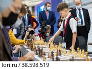 Россия. Сочи. Артем Лебедев, чемпион мира по шахматам, на сеансе одновременной игры. Конгресс молодых ученых. Russia. Sochi. Artem Lebedev, world chess champion, at a simultaneous game session. Congress of Young Scientists. (2021 год). Редакционное фото, фотограф Алексей Смышляев / Фотобанк Лори