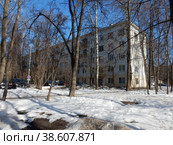 Пятиэтажный пятиподъездный панельный жилой дом серии КПД-4572А. Построен в 1960 году. Верхняя Первомайская улица, 71, корпус 2. Район Восточное Измайлово. Город Москва. Россия (2022 год). Редакционное фото, фотограф lana1501 / Фотобанк Лори