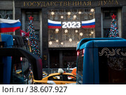 Новогоднее оформление в 2023 году парадного входа в Государственную Думу Российской Федерации в центре города Москвы, Россия. Редакционное фото, фотограф Николай Винокуров / Фотобанк Лори