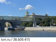 View of Bogdan Khmelnitskiy bridge in spring rainy day (2018 год). Стоковое фото, фотограф Анна Кривицкая / Фотобанк Лори