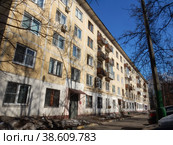 Пятиэтажный пятиподъездный панельный жилой дом серии КПД-4570-I-63. Построен в 1960 году. Сиреневый бульвар, 40, корпус 1. Район Восточное Измайлово. Город Москва. Россия (2022 год). Стоковое фото, фотограф lana1501 / Фотобанк Лори