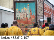 Братия Высоко-Петровского мужского монастыря с главной святыней обители - ростовой иконой святителя Петра, митрополита Московского во время крестного хода в день его преставления на улице Петровка города Москвы, Россия (2023 год). Редакционное фото, фотограф Николай Винокуров / Фотобанк Лори