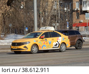 Автомобиль с брендом "Яндекс. Такси". Первомайская улица. Район Измайлово. Город Москва (2022 год). Редакционное фото, фотограф lana1501 / Фотобанк Лори
