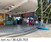 Вход в Алуштинский аквариум, Крым (2022 год). Редакционное фото, фотограф Мария Кылосова / Фотобанк Лори