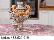 Русские традиции. Чаепитие с самоваром. Натюрморт с рогаликами, бубликами и русскими самоварами в интерьере современной белой кухни. Русская культура. Стоковое фото, фотограф Photojuli / Фотобанк Лори