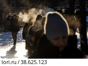Люди идут по улице во время аномально сильных морозов в городе Москве, Россия. Дневная температура воздуха достигла -22 градуса цельсия (2023 год). Редакционное фото, фотограф Николай Винокуров / Фотобанк Лори