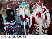 Деды Морозы из 14 регионов России стоят у Нулевого километра на Манежной площади в рамках акции "Хранители зимних традиций" на фестивале "Путешествие в Рождество" в центре города Москвы, Россия (2023 год). Редакционное фото, фотограф Николай Винокуров / Фотобанк Лори