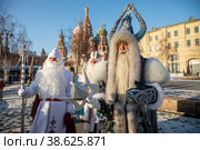 Деды Морозы из 14 регионов России поздравляют людей в парке Зарядье в рамках акции "Хранители зимних традиций" на фестивале "Путешествие в Рождество" в центре города Москвы, Россия (2023 год). Редакционное фото, фотограф Николай Винокуров / Фотобанк Лори