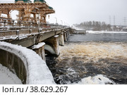 Водосбросная плотина Иваньковской ГЭС зимним морозным днем. Дубна, Россия. Стоковое фото, фотограф Pukhov K / Фотобанк Лори