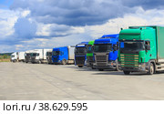 Big trucks in a parking lot. Стоковое фото, фотограф Юрий Бизгаймер / Фотобанк Лори