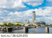 Вид на 5-звездочный отель "Swissotel Красные Холмы" и Дом музыки в солнечный летний день. Москва (2022 год). Редакционное фото, фотограф E. O. / Фотобанк Лори