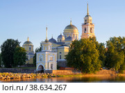 Храмы монастыря Нило-Столобенская пустынь солнечным июльским вечером. Тверская область, Россия (2022 год). Стоковое фото, фотограф Виктор Карасев / Фотобанк Лори