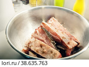Черноморская камбала Калкан нарезана кусочками. Вкусная рыба маринуется и готовится к жарке. Стоковое фото, фотограф Оксана Медведева / Фотобанк Лори