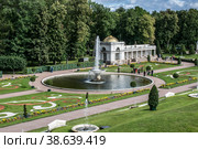 Фонтан "Чаша" в парке в Петергофе (2022 год). Редакционное фото, фотограф Наталья Владимировна Сергеева / Фотобанк Лори