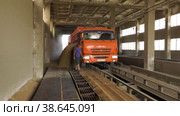 Поволжье, страда. Выгрузка зерна из грузовика на элеваторе. Volga region, harvest season. Unloading grain from a truck on an elevator. (2022 год). Редакционное видео, видеограф Евгений Романов / Фотобанк Лори