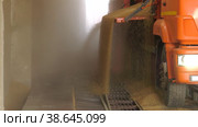 Поволжье, страда. Выгрузка зерна из грузовика на элеваторе. Volga region, harvest season. Unloading grain from a truck on an elevator. Стоковое видео, видеограф Евгений Романов / Фотобанк Лори