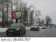 Рублёво-Успенское шоссе и храм в Усово (2023 год). Редакционное фото, фотограф Дмитрий Неумоин / Фотобанк Лори