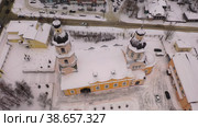 Aerial view of the Intercession Bishop Cathedral and residental quarters in winter in city Penza, Russia. Стоковое видео, видеограф Яков Филимонов / Фотобанк Лори
