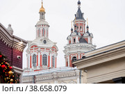The bell tower of the Zaikonospassky Monastery on Nikolskaya Street (2023 год). Редакционное фото, фотограф Photojuli / Фотобанк Лори