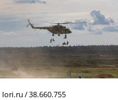 Международный военно-технический форум "Армия-2021". Демонстрационная программа. Десантирование по фалу с борта вертолета Ми-8МТ на полигоне Алабино. Редакционное фото, фотограф Наталья Николаева / Фотобанк Лори