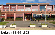 Ресторан американской кухни TGI Fridays Flisvos Marina. Палеон-Фалирон, Аттика. Греция (2023 год). Редакционное фото, фотограф lana1501 / Фотобанк Лори