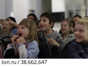 Дети смотрят кукольный театр "Папьемашенники" в Балашихинской галерее (2023 год). Редакционное фото, фотограф Дмитрий Неумоин / Фотобанк Лори