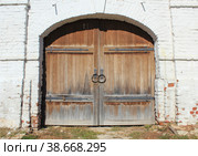 The island-town of Sviyazhsk, Russia, 09.05.2020 Wooden gates and white brick walls of the ancient Kremlin. Редакционное фото, фотограф Попова Ольга / Фотобанк Лори