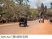 South gate of Angkor Thom (2013 год). Редакционное фото, фотограф Юлия Бабкина / Фотобанк Лори