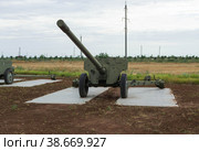 Волгоградская область, Средняя Ахтуба, Россия. Артиллерия, мощная противотанковая пушка МТ-12 Рапира, буксируемое артиллерийское орудие в парке Патриот. (2022 год). Редакционное фото, фотограф Андрей Цыганков / Фотобанк Лори
