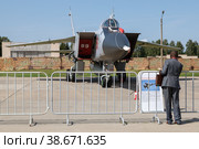 Авиационный кластер международного военно-технического форума "Армия-2021", аэродром Кубинка. Представитель иностранной делегации стоит  перед МИГ-31и - сверхзвуковым высотным всепогодным истребителем-перехватчиком дальнего радиуса действия, на котором смонтирован  гиперзвуковой авиационный ракетный комплекс "Кинжал" Редакционное фото, фотограф Наталья Николаева / Фотобанк Лори