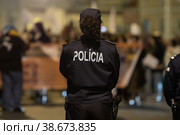 Policewoman guarding the rally at evening (2022 год). Стоковое фото, фотограф Константин Шишкин / Фотобанк Лори