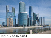 Летний вид с набережной Тараса Шевченко на башни Московского международного делового центра (ММДЦ) "Москва-Сити", Москва, Россия (2022 год). Редакционное фото, фотограф Елена Коромыслова / Фотобанк Лори
