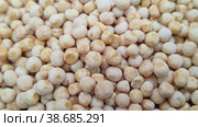 Сухой целый горох для приготовления горохового пюре, супа или каши. Продукт для правильного сбалансированного питания. Бобовые в рационе питания. Еда для веганов и вегетарианцев. Крупный план, вращение. Dry whole peas for making pea puree, soup or porridge. A product for a proper balanced nutrition. Legumes in the diet. Food for vegans and vegetarians. Close-up, rotation. Стоковое видео, видеограф Ирина / Фотобанк Лори