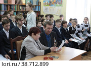 Художник Владимир Полтавский на уроке мужества в православной гимназии "Ковчег" (2021 год). Редакционное фото, фотограф Дмитрий Неумоин / Фотобанк Лори