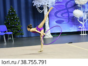 Girl competes in rhythmic gymnastics. Стоковое фото, фотограф Владимир Галкин / Фотобанк Лори