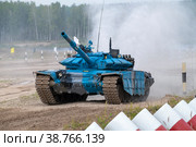 Танк Т-72Б3 команды Республики Абхазия на трассе танкового биатлона. Международные военные игры, Алабино (2022 год). Редакционное фото, фотограф Виктор Карасев / Фотобанк Лори