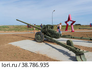 Волгоградская область, Средняя Ахтуба, Россия. Артиллерия, мощная противотанковая пушка МТ-12 Рапира, буксируемое артиллерийское орудие в парке Патриот. (2022 год). Редакционное фото, фотограф Андрей Цыганков / Фотобанк Лори